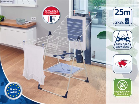 Wit wasrek, 25m drooglengte, met kleding, in een woonkamer.