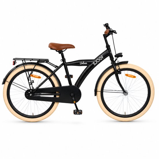 Zwarte SJOEF Urban fiets met bruin zadel, brede beige banden, bagagedrager en reflector.