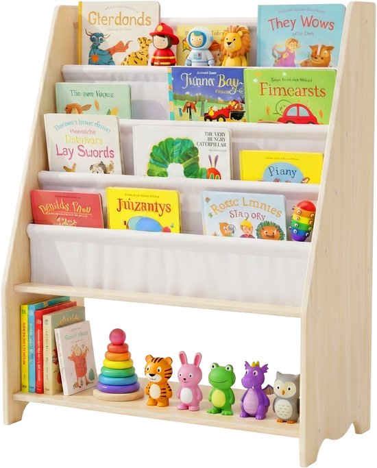 Houten boekenrek met 5 witte stoffen vakken vol met kleurrijke kinderboeken en speelgoed.