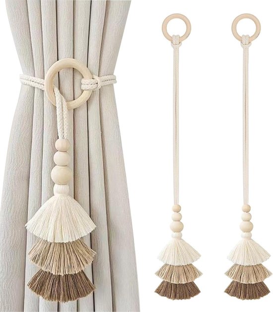 Deux embrasses rideaux macramé avec anneau en bois, perles et pompon à trois niveaux en tons beige et marron, l'une est attachée à un rideau.
