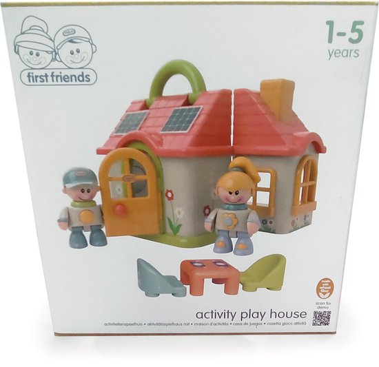 De Tolo First Friends boerderij speelgoed, met twee figuren, een tafel met stoelen, zonnepanelen en geschiktheid 1-5 jaar.