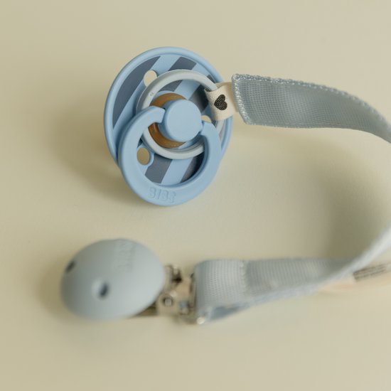 BIBS fopspeenkoord - Bevestig de fopspeen van je baby met een koord van duurzaam polyester band en nikkelvrije metalen clip - Past op alle BIBS fopspenen - Dusty Blue van BIBS — afbeelding 2