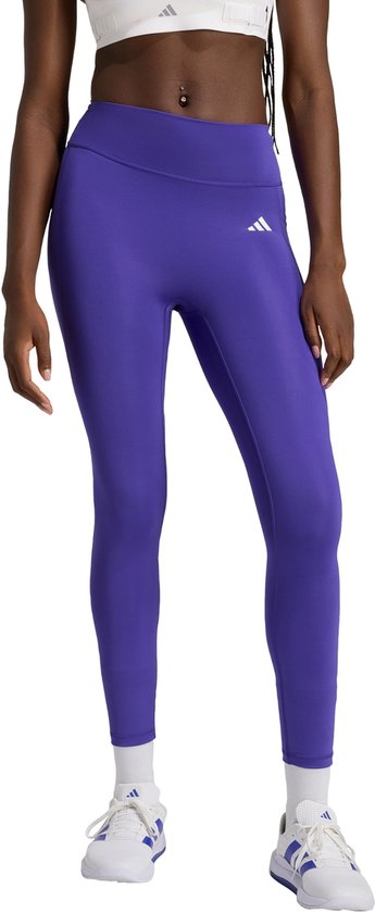 Paarse dames legging van adidas, gedragen door een model met een witte sportbeha en witte sokken.