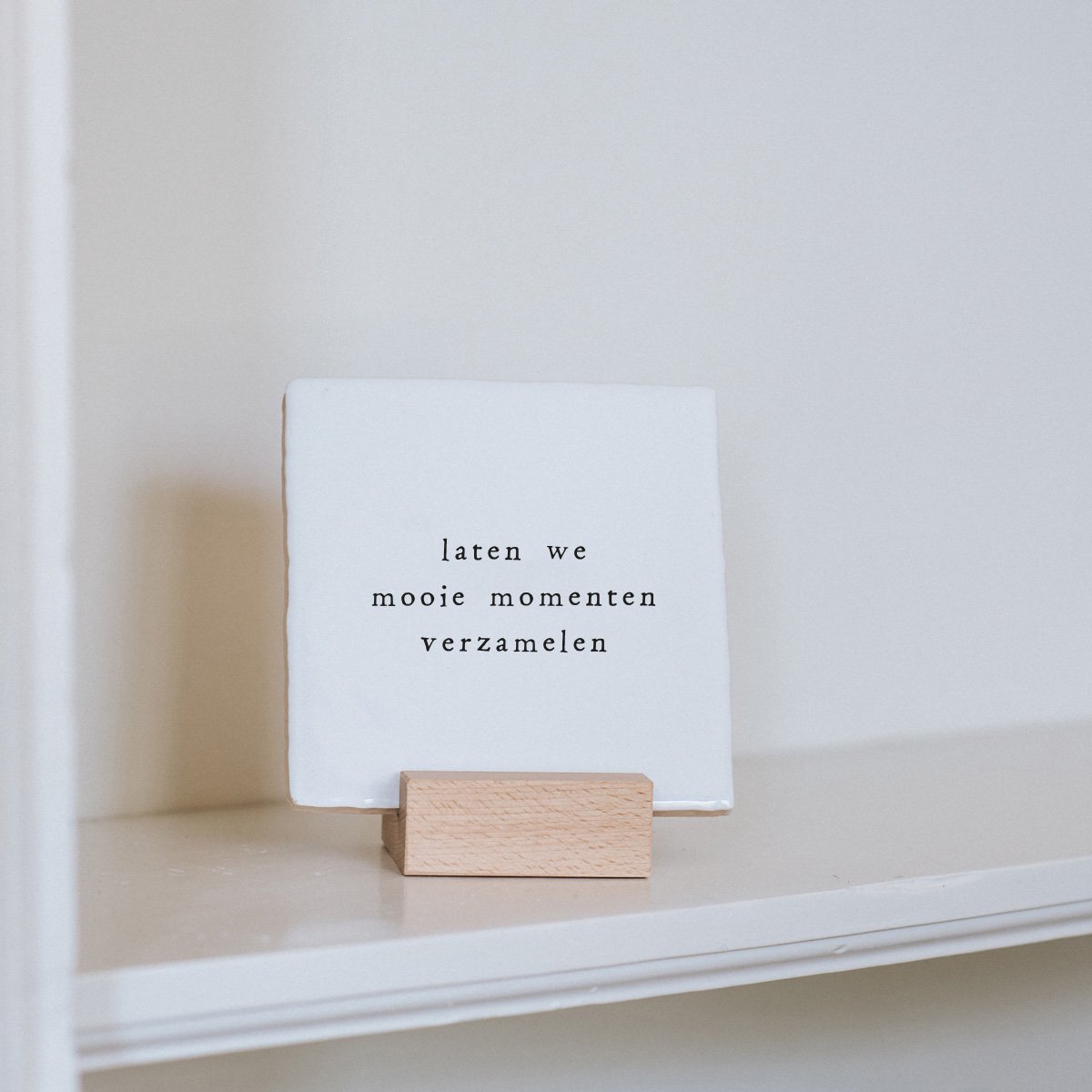 IKPAKJEIN – Tegel 13x13 cm met tekst ‘Laten we mooie momenten verzamelen’ – liefde – vriendschap - samenwonen – huwelijk – jubileum - woondecoratie - brievenbus cadeau