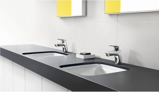 Dubbele wastafel met twee zilverkleurige kranen op een zwart aanrechtblad in een moderne badkamer.