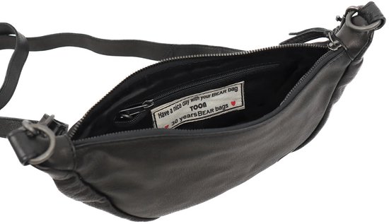 Open zwarte leren crossbodytas toont binnenzijde met een label met tekst: 'Have a nice day with your BEAR BAG TOOB 30 years BEAR bags'.