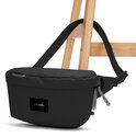 Zwarte Pacsafe sling tas met verstelbare band, hangend aan een houten stoel.