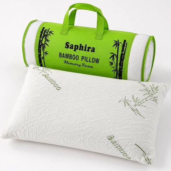 Oreiller blanc Saphira en bambou avec imprimé bambou vert, à côté du sac de transport vert avec le même imprimé.