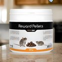 Pot met 'Reward Pellets' van KnooK PEST CONTROL, 200g, met afbeeldingen van een rat, muis en pellets op een aanrecht.