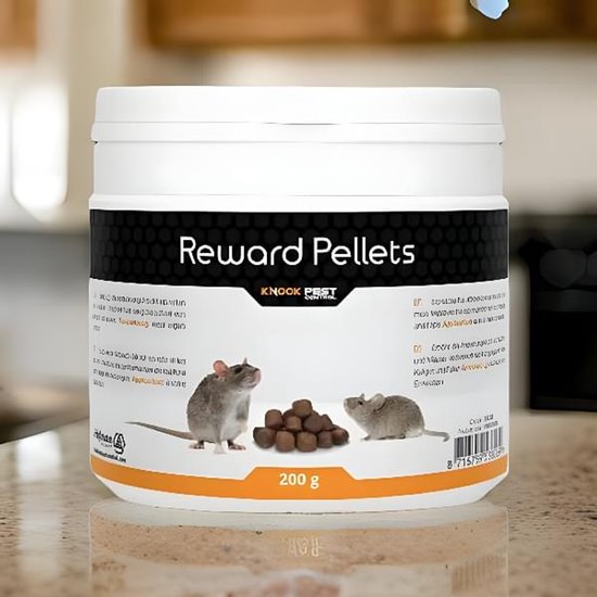 Pot met 'Reward Pellets' van KnooK PEST CONTROL, 200g, met afbeeldingen van een rat, muis en pellets op een aanrecht.