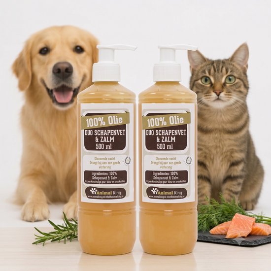 Een golden retriever en een cyperse kat kijken naar twee flessen 100% Olie Duo Schapenvet & Zalm.
