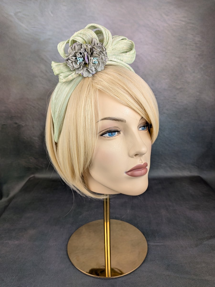 Creaciones Hoofdband Collectie – Haarband – Abaca-zijde groen – Japanse zijden bloemen en meeldraden – Universele maat – Handgemaakt en Uniek