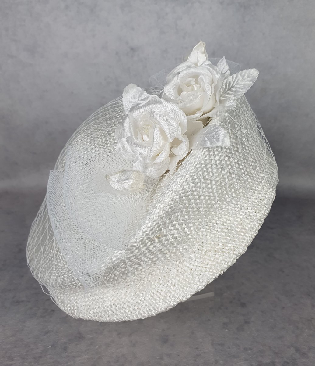 Creaciones Hoeden Collectie – Pillbox Fascinator – Visca wit – Sluier en satijnen rozen – Maat 57 cm – Handgemaakt en Uniek
