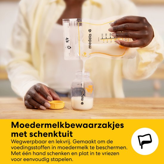 Vrouw giet moedermelk uit een wegwerp bewaarzakje met schenktuit in een Medela flesje.