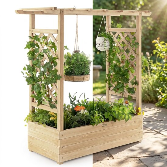 Houten plantenbak met klimrek, versierd met klimop, hangende planten en bloeiende planten in de bak.