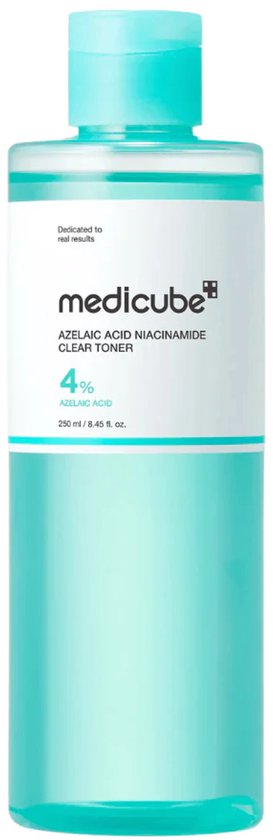 Medicube Azelaic Acid Niacinamide Clear Toner: doorzichtige vloeistof in een heldere fles met lichtblauwe dop. Etiket met 'medicube', '4% AZELAIC ACID'.
