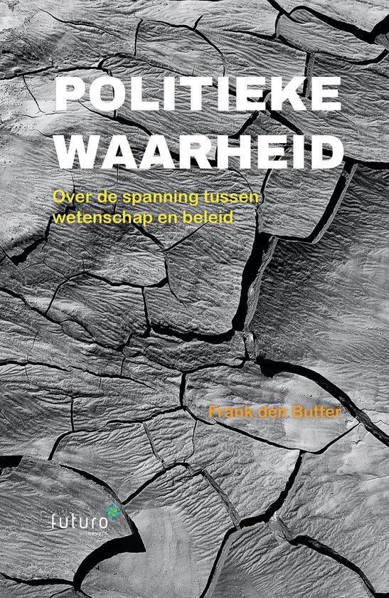 Boekcover 'Politieke waarheid' met droge, gebarsten aarde als achtergrond. Over de spanning tussen wetenschap en beleid. Door Frank den Butter.