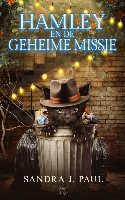 Een zwart katje met groene ogen zit in een vuilnisbak met een bruine hoed op. De titel 'Hamley en de geheime missie' is in neonletters.