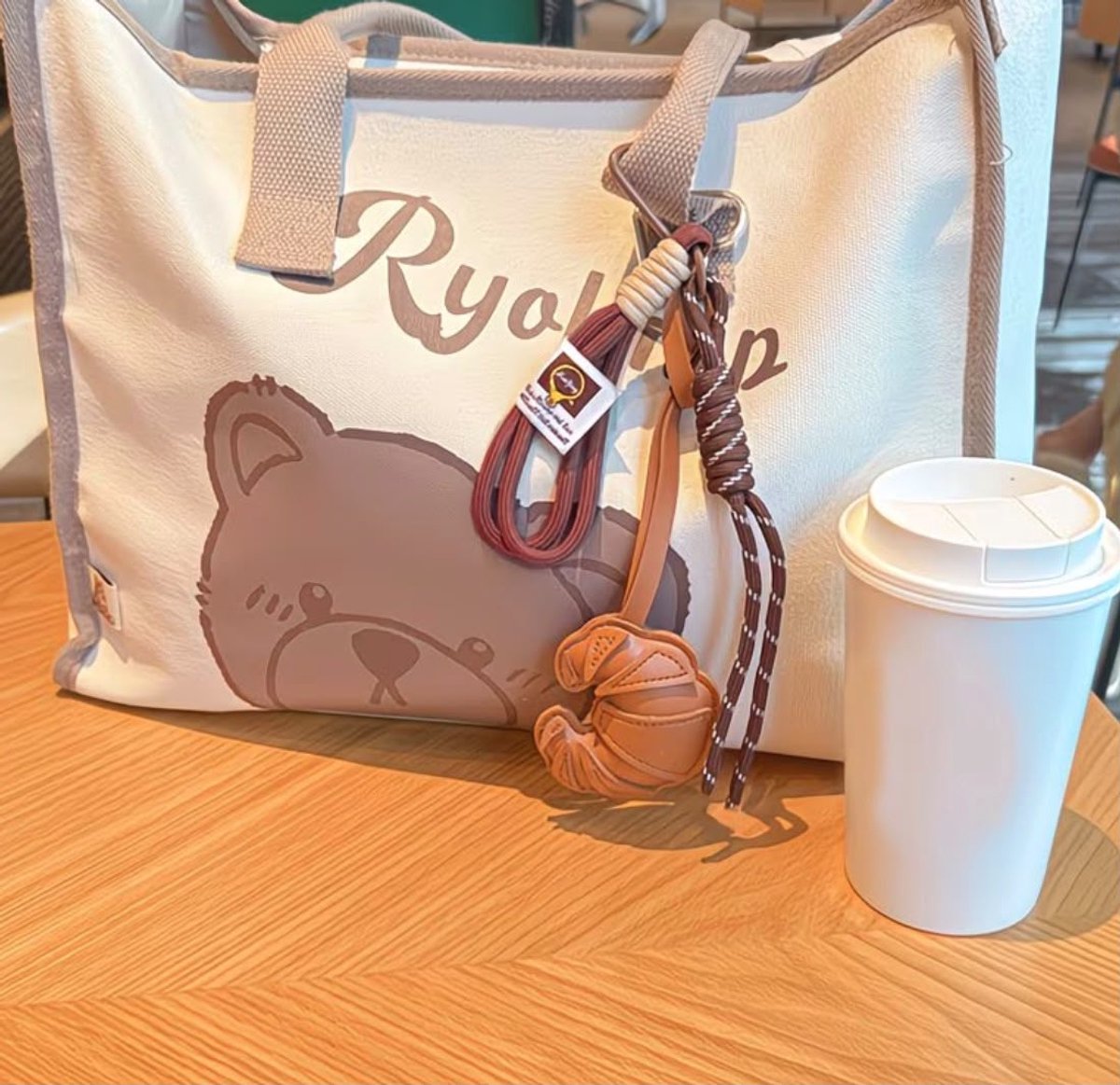 Bag Charm - Bag Strap - Croissant Sleutelhanger met Koord – Trendy Tas- en Sleutelaccessoire