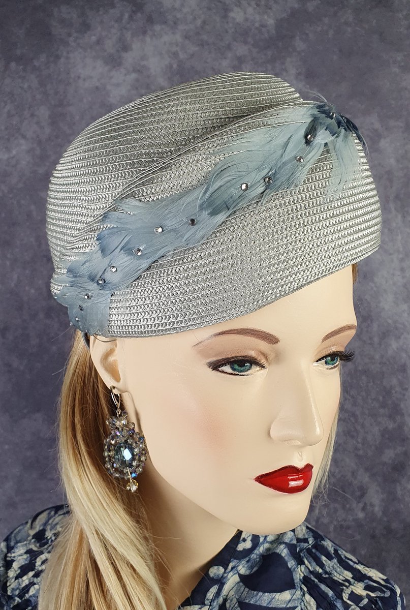 Creaciones Hoeden Collectie – Dameshoed – Polypropyleen grijs – Zwanenveren en kristalstenen – Maat 56-57 cm – Handgemaakt en Uniek