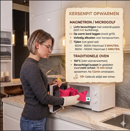 Een vrouw met witte ovenwanten plaatst een rood kersenpitkussen in een magnetron.