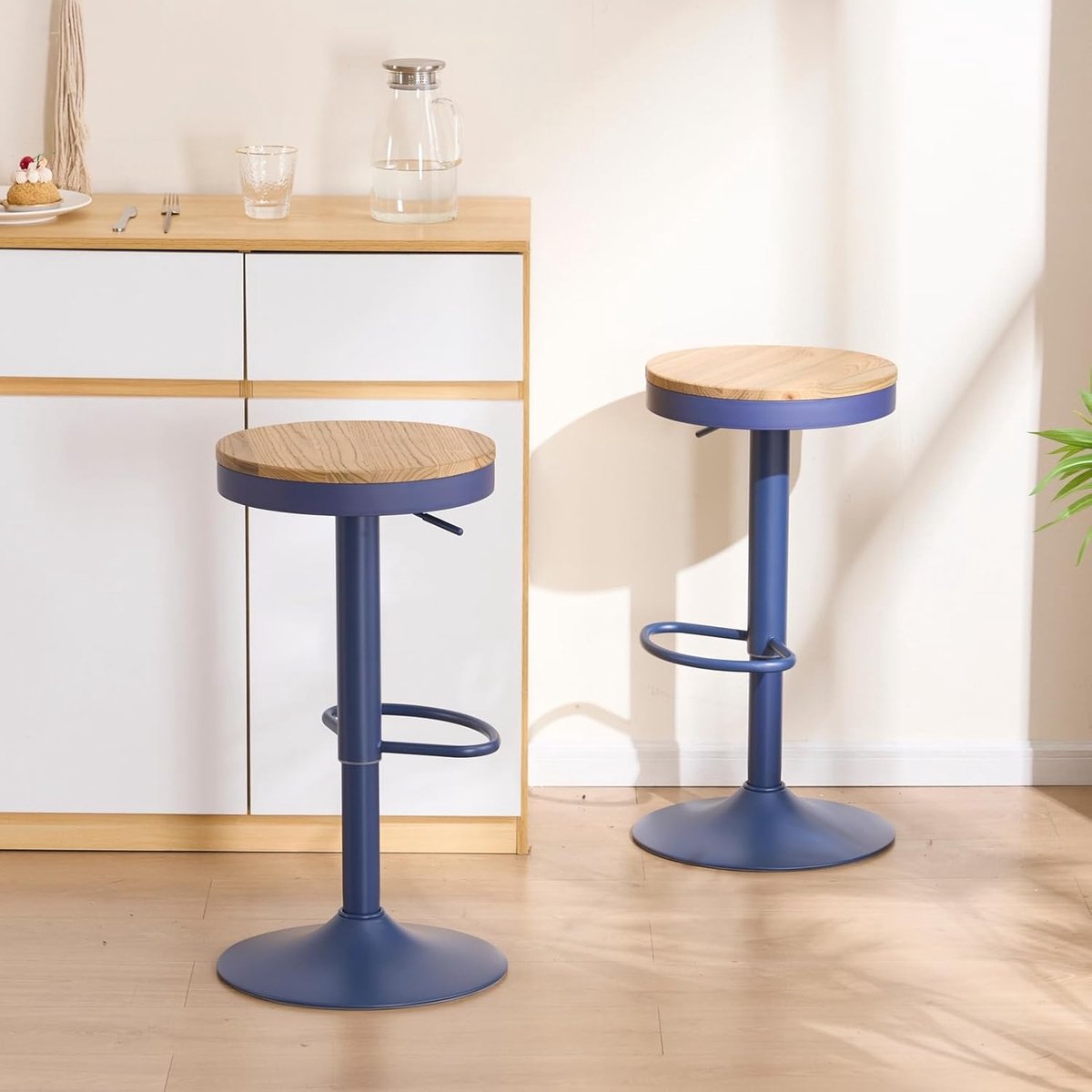 Barkruk Set van 2 Verstelbaar 38,5 x 38,5 x 80 cm – Industriële Houten Barstoelen 360° Draaibaar met Voetensteun – Witte Keukenkrukken Metaal & Massief Hout – Urbanhome