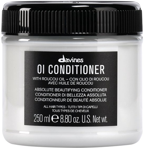 Pot de revitalisant Davines OI avec couvercle noir, contient 250 ml.