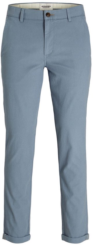 Voorkant van een blauwgrijze chino met ruitpatroon en omgeslagen broekspijpen.