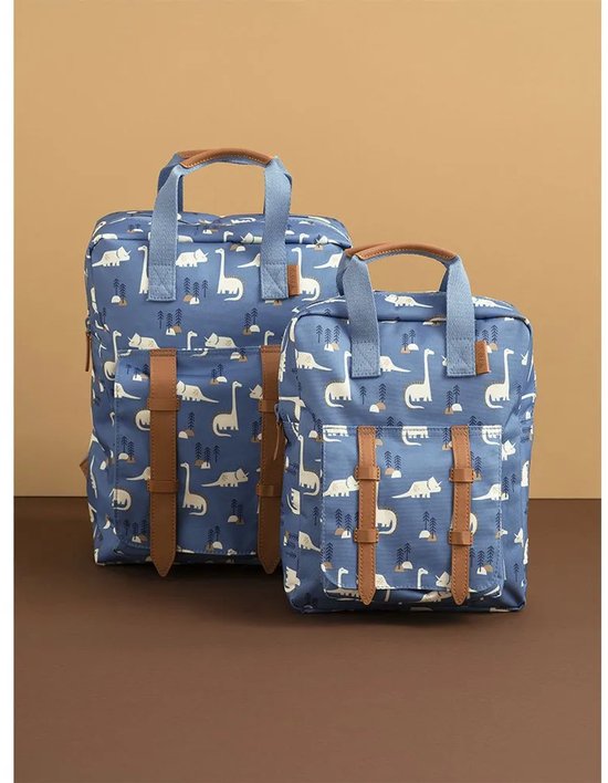 Twee blauwe rugzakken met dino print: een grote en een kleine.