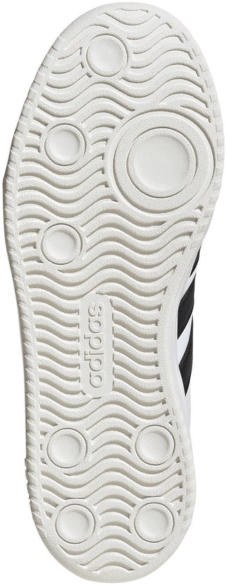 Onderkant van een witte Adidas sneaker met golvend profiel en 'adidas' logo.