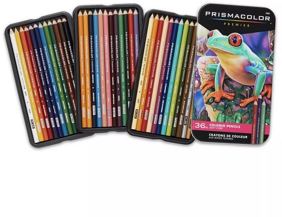 Drie bakjes met Prismacolor Premier potloden en een metalen etui met een kikker en 36 gekleurde potloden.
