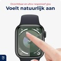 Vinger raakt scherm aan van een Apple Watch met een donkerblauwe band. Tekst: 'Voelt natuurlijk aan'.