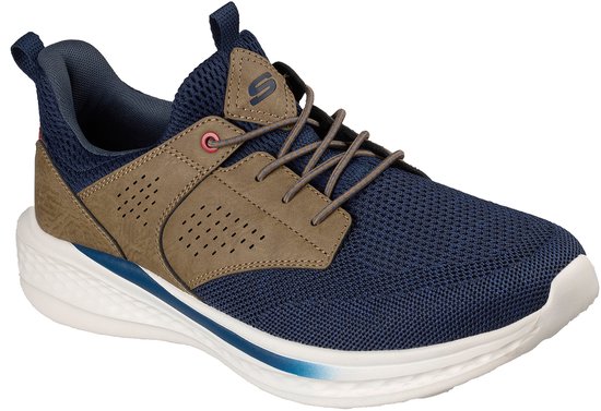 Sneaker bleu avec superpositions marron, lacets et semelle blanche.