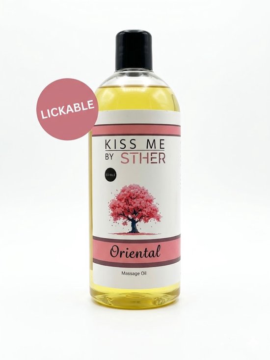 Fles massageolie met het etiket 'Oriental' en een roze boom. Een roze cirkel met 'LICKABLE' is op de fles geplaatst.