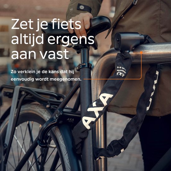 Zwarte AXA ketting met witte AXA letters, gebruikt om een fiets aan een paal vast te zetten.