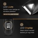 Close-up van de LED-verlichting op de zwarte Wellshave trimmer en een detail van het LED-display dat de batterijstatus toont.