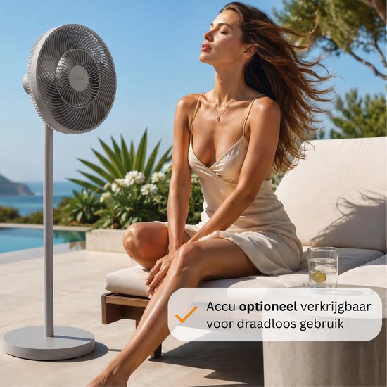 Een vrouw geniet van de zon naast een grijze Evolar staande ventilator.