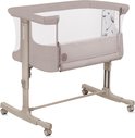 Beige co-sleeper met gaaspanelen, een print van paardenbloemen en verstelbare hoogte.