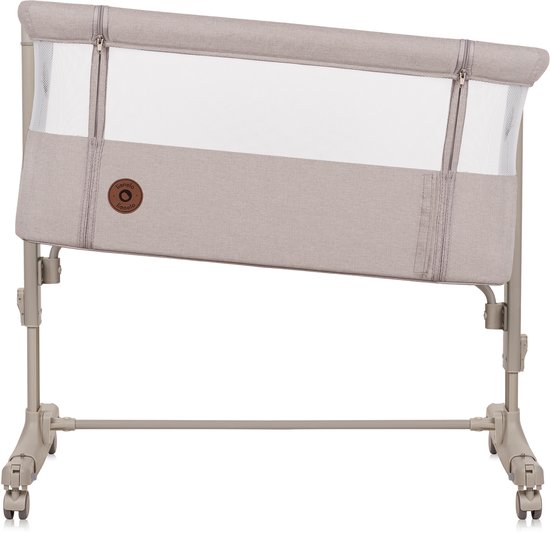 Beige co-sleeper met "lionelo" logo op de zijkant. De zijkant is schuin en heeft gaas.