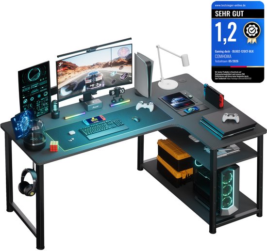 Zwart L-vormig gamingbureau met koolstofvezel textuur, uitgerust met gamingapparatuur, verlichting en meerdere schermen.