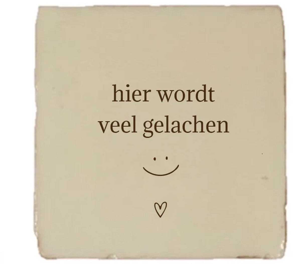Gekleurd tegeltje - Hier wordt veel gelachen - Handgemaakte tegel | Spreuktegel | Tegeltjes met Spreuken | Tegeltjeswijsheid | Tegeltje tekst | Origineel cadeau