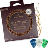 Een doos met 'Lintage Guitars ELECTRIC NICKEL WOUND GUITAR STRINGS' in goud, met een gouden cirkelvormig patroon. Naast de doos liggen gitaarsnaren en drie plectrums in blauw, wit en groen.