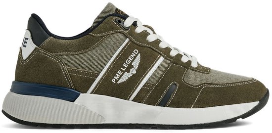 Groene PME Legend sneaker met witte strepen en donkerblauwe accenten, van de zijkant gezien.