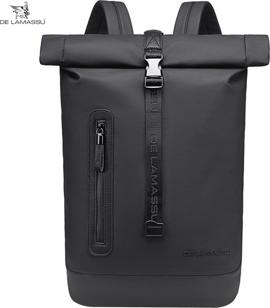 Zwarte, waterafstotende roltop rugzak met een voorvak met rits, een verstelbare sluiting en het 'DE LAMASSU' logo op de voorkant.