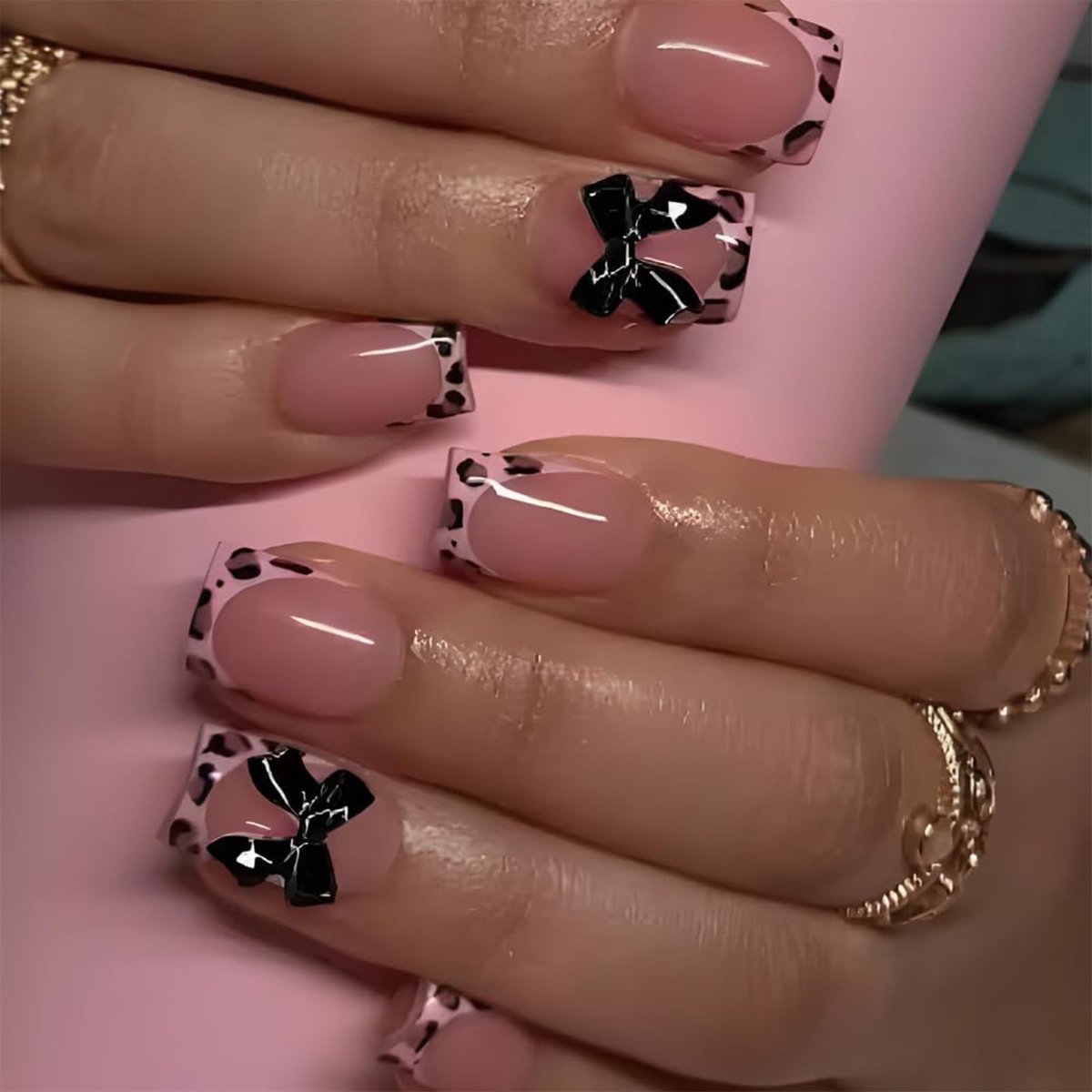 Dailygoods- Valse Nagels 24 Stuks - Korte Vierkante Kunstnagels - Glanzend Nude Acryl - Franse Tip met Zwart Luipaard Print - Inclusief Gel-Lijm en Nagelvijl