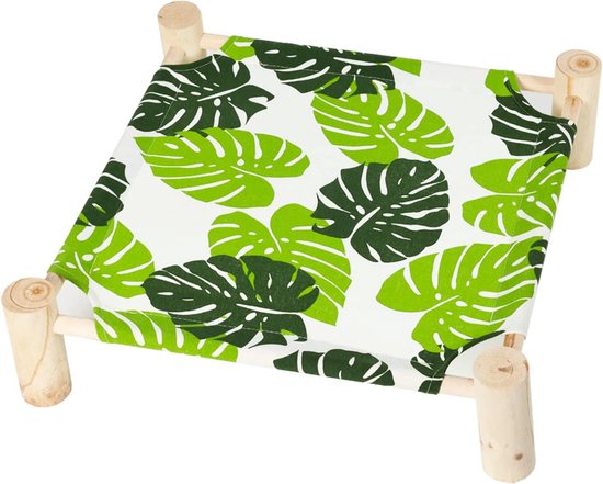 Verhoogd kattenbed met witte stof en groene palmbladeren, op houten poten.