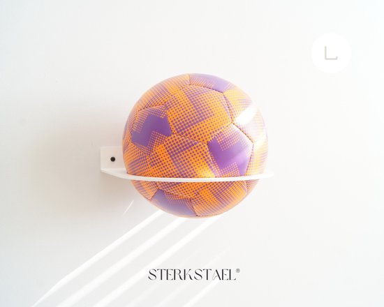 Support mural blanc avec un ballon de football violet-orange à pois, avec le texte STERKSTAEL.
