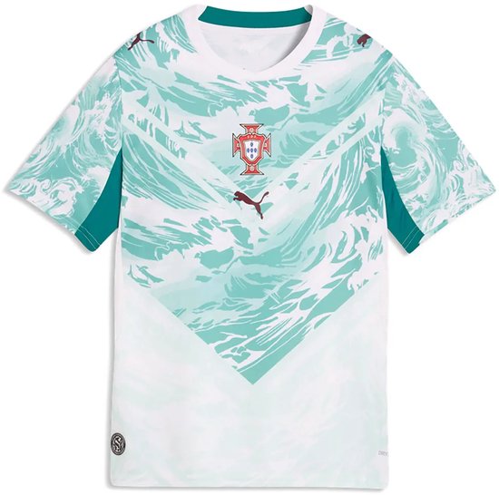 Maillot extérieur avec motif abstrait aqua, col vert, logo Puma et blason du Portugal.