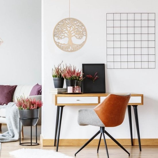 Houten Levensboom decoratie hangend boven een bureau met planten en een bruine stoel.