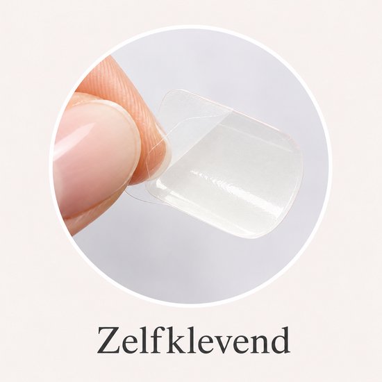 Vinger die de zelfklevende sticker van een kunstnagel pelt. De sticker is transparant en vierkant.